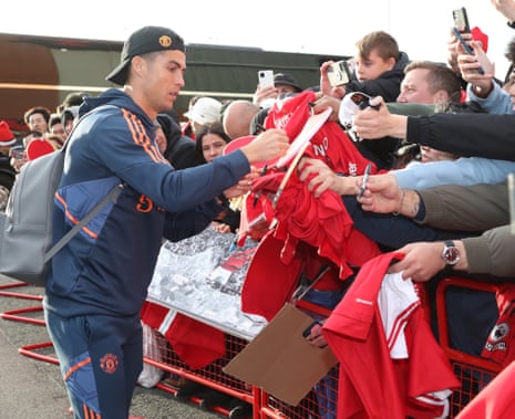 Cristiano Ronaldo skriver autografer för fansen när han kommer till Old Trafford inför Manchester Uniteds match mot Tottenham Hotspur. 