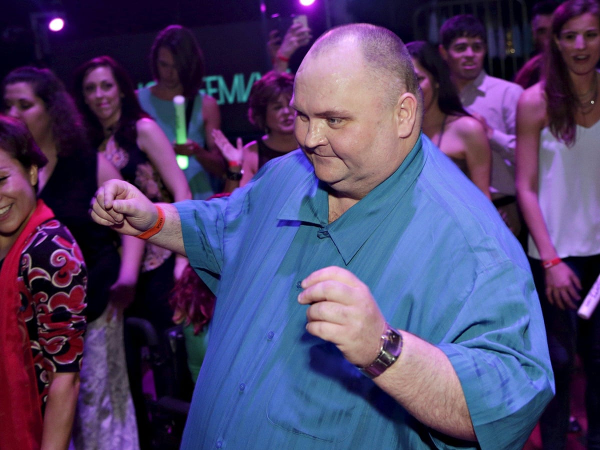Fat Shamed Dancing Man Gets Own Back At Star Studded Hollywood Party
