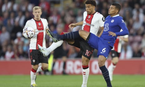 Chelsea's Thiago Silva challenges  Southampton's Che Adams