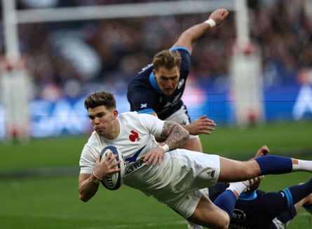 Matthieu Jalibert court pour la France contre l'Ecosse