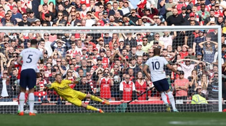 Harry Kane scores from the spot.