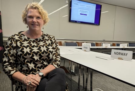 Anne Beathe Tvinnereim sentada em uma mesa de conferência em Nova York