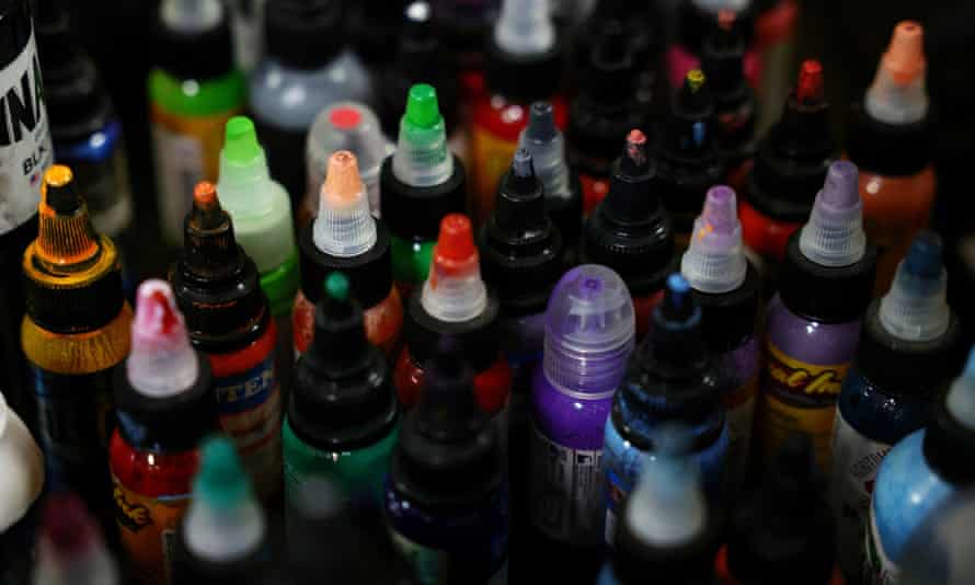 Φιάλες μελανιού στο στούντιο τατουάζ Tin-Tin στο Παρίσι