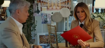 Melania ve yardımcısı.