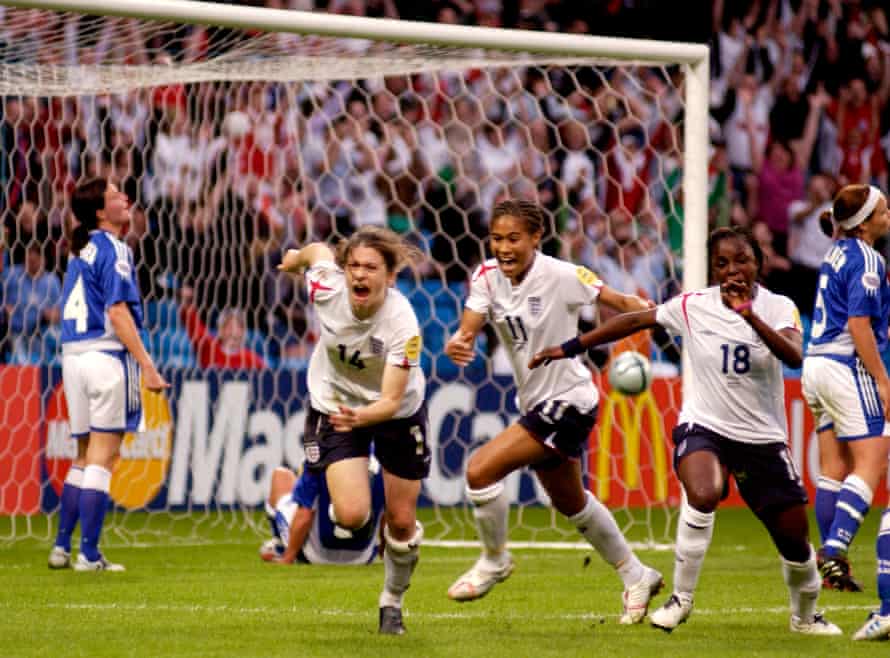 Kuinka Euro 2005 tarjosi Englannille välähdyksen naisten jalkapallon tulevaisuuteen |  Naisten EM 2022