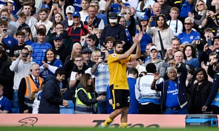 Les fans de Chelsea applaudissent Diego Costa des Wolverhampton Wanderers après son remplacement.