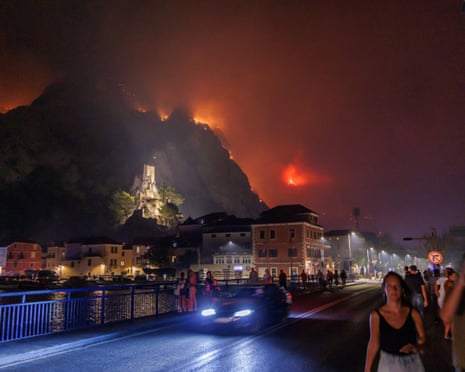 A large fire broke out last night in Lokva Rogoznica and spread to the area above Omiš.