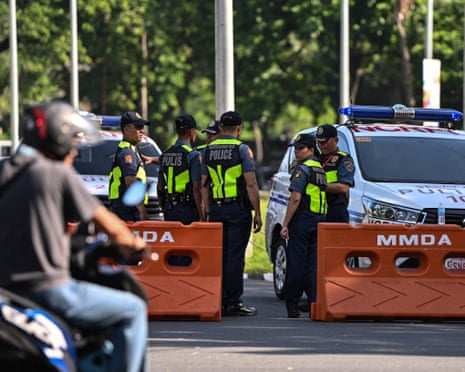 A polícia monta guarda na segunda-feira do lado de fora do centro de convenções na região metropolitana de Manila, onde ocorrerão as negociações da Asean
