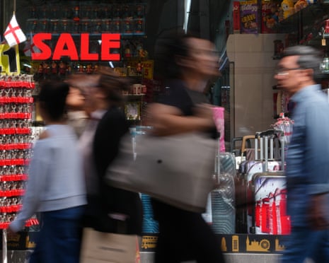 Οι αγοραστές περπατούν στην Oxford Street, στο Λονδίνο.