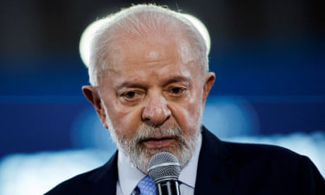 Luiz Inácio Lula da Silva speaking into a microphone