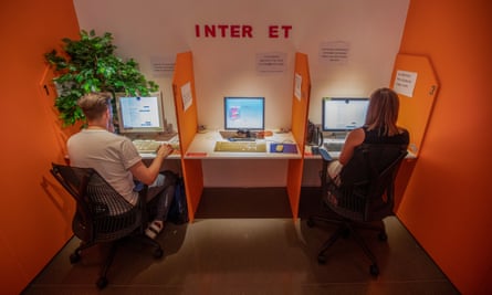 Fast Familiar's Looking for Love, 2023. A instalação pede aos usuários que treinem um chatbot para entender a parceria romântica, para que ele possa criar um algoritmo de matchmaking.