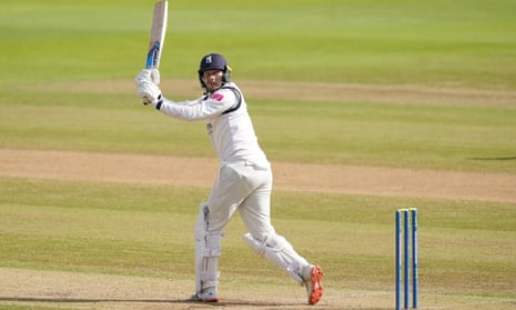 Warwickshire's Danny Briggs scored a quickfire 50 against Somerset to snatch a fourth batting point and keep the county’s title hopes alive.