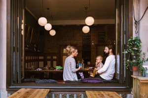 Is it smoked kohlrabi or roe deer tartare that makes your mouth water? Uncover one of the best locations to eat in Sweden | Uncover Sweden’s delights 2 Mid adult parents with son in restaurant seen through window