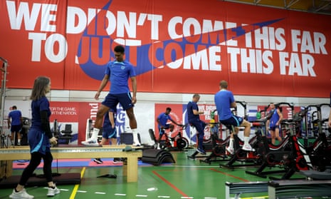 England’s Jude Bellingham trains in the gym with his teammates at the Al Wakrah Stadium.