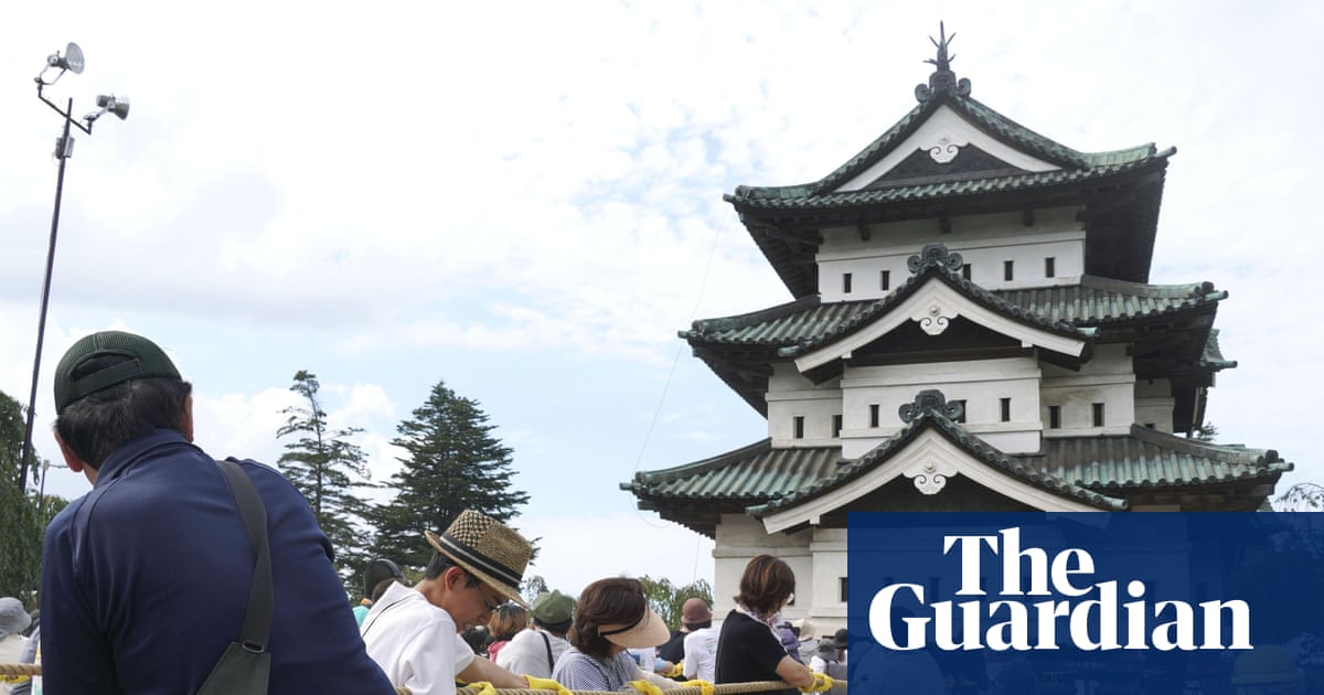 Japan enlists 1,800 people to drag a 360-tonne castle keep using ropes and rollers