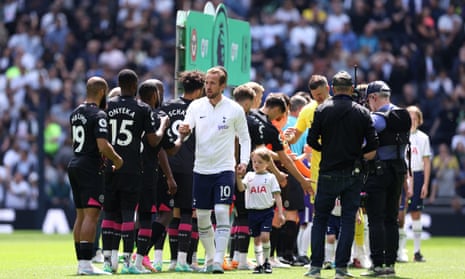 Pemain Brentford dan Tottenham Hotspur berjabat tangan sebelum pertandingan Liga Premier mereka di Stadion Tottenham Hotspur.