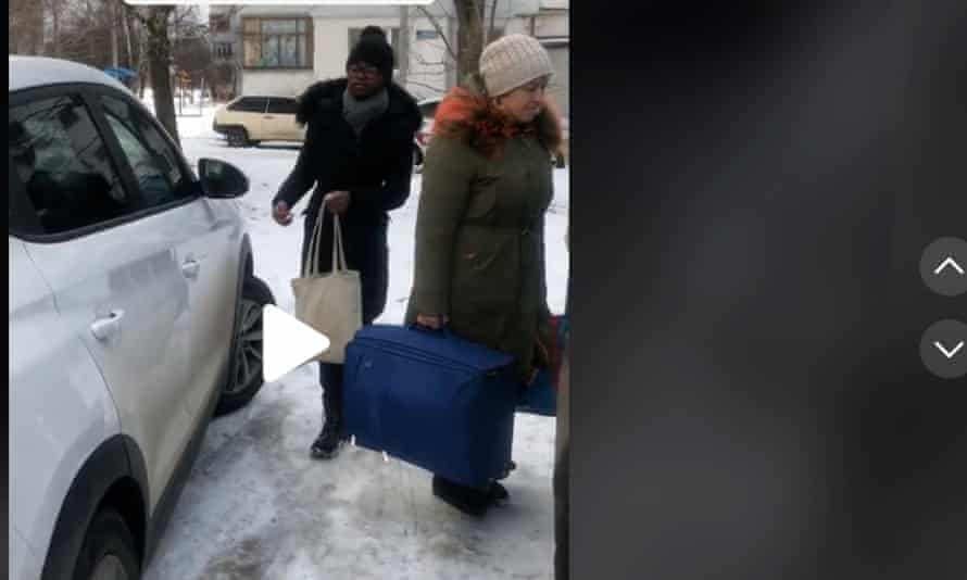 Racheal Diyaolu została odebrana przez dwóch szkockich ogrodników.