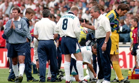 Terry Venables speaks with Paul Gascoigne at Euro 96