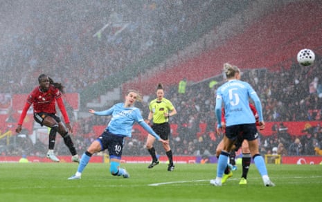 बारिश होते ही सिमी अवुजो ने शूटिंग की