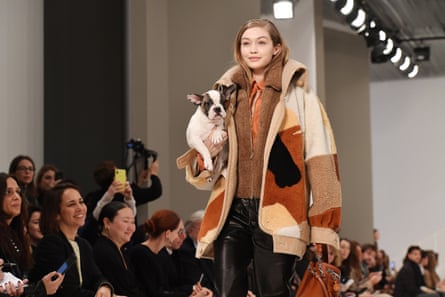 Le mannequin Gigi Hadid défile avec un chien à Milan.
