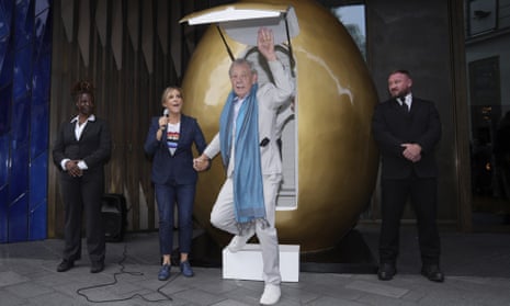 What an eggsquisite scarf … Ian McKellen emerges, helped by Mel Giedroyc. 
