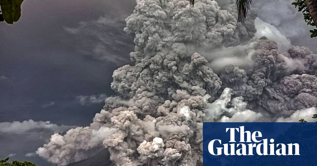 印度尼西亚火山喷发导致火山灰蔓延至马来西亚并导致机场关闭 – 《卫报》