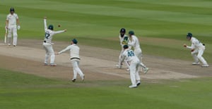 Moeen Ali es atrapado por el australiano David Warner en la bolera de Lyon durante el colapso de la segunda entrada de Inglaterra en la primera prueba.