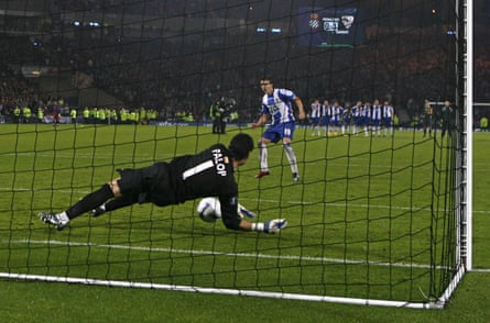Espanyol’s Luis Garcia (R) has his penalty saved by Sevilla goalkeeper Andres Palop.