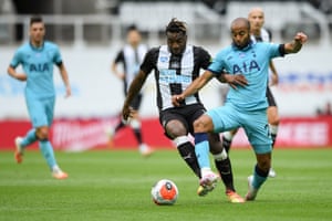 Saint-Maximin and Moura battle.