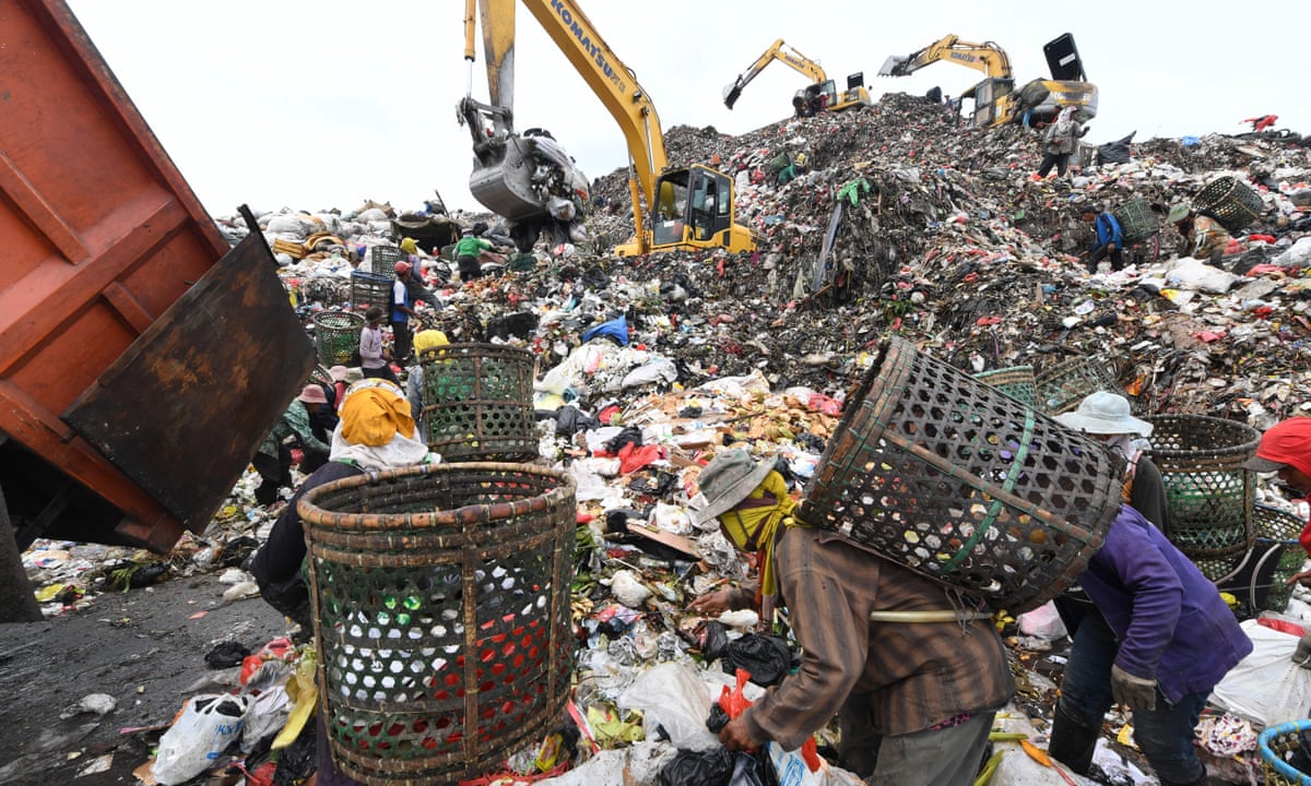 Indonesians fight for more 'smelly money' to bear life near Jakarta's landfill mountain | Indonesia | The Guardian