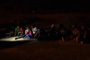 Les migrants principalement du Honduras et du Nicaragua font la queue après s'être rendus au passage de la frontière entre le Mexique et les États-Unis.