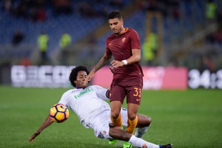 Emerson, beraksi untuk Roma, dijatuhkan oleh Carlos Sanchez