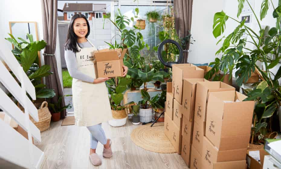 Chutima Honsakul dans sa maison avec des boîtes de livraison