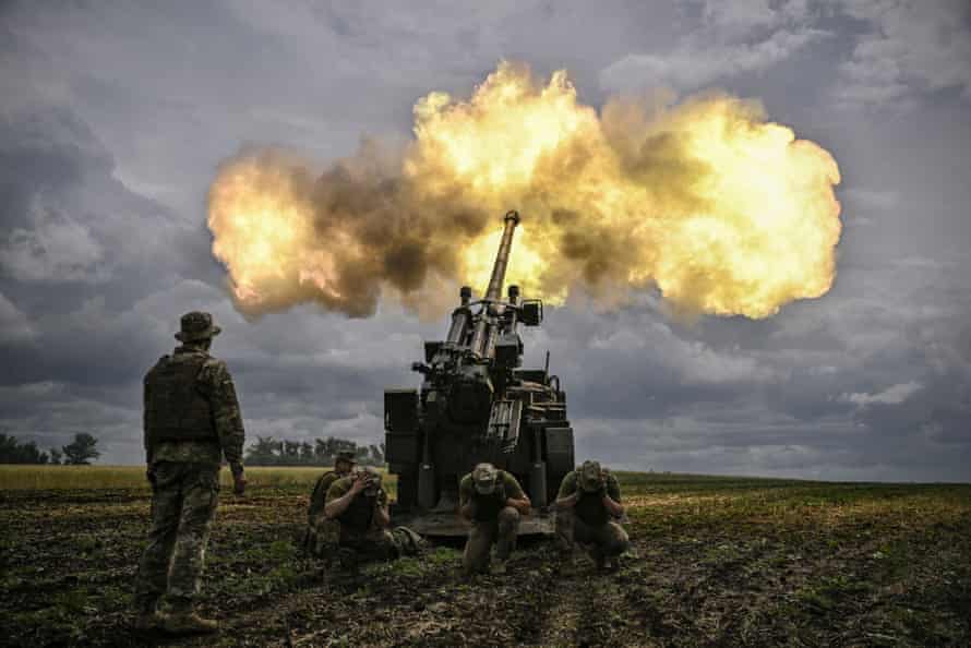 Ukrainian servicemen fire with a French self-propelled 155 mm/52-calibre gun Caesar towards Russian positions at a frontline in the eastern Ukrainian region of Donbas on 15 June.