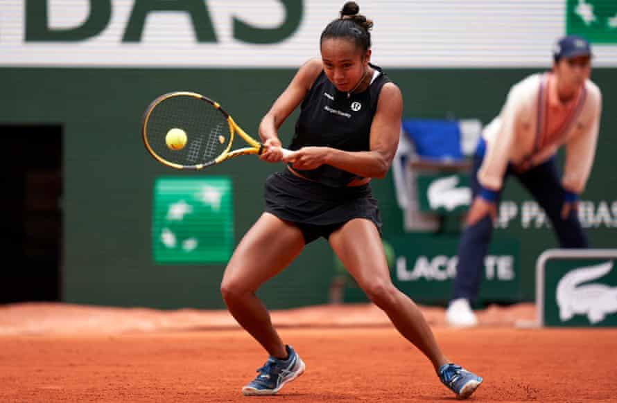 Leila Fernandez bermain dengan pukulan backhand melawan Belinda Bencic