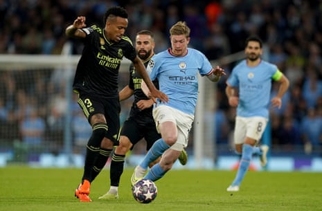 Eder Militao battles for the ball with Kevin De Bruyne.