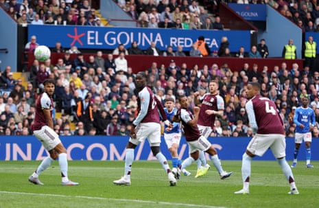 Chris Rigg of Sunderland scores his team's first goal.