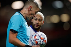 Neymar speaks with referee Daniele Orsato