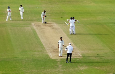 England's Joe Root and Jamie Smith celebrate after the winning runs