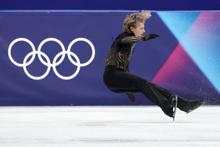 Hot favourite Ilia Malinin falls in the free skate to crash out of the medals.