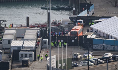Des personnes sont vues monter à bord d'un autocar après avoir été secourues dans la Manche.