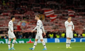 El hijo de Tottenham Hotspur, Heung-min (izquierda), Christian Eriksen (centro) y Erik Lamela parecen abatidos después del pitido final.