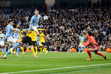 Erling Haaland has a chance to score against the Borussia Dortmund goalkeeper Gregor Kobel.