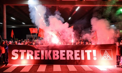 Volkswagen employees behind a banner reading 'streikbereit'