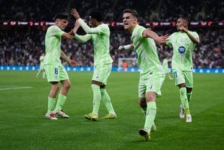 Gavi lidera as comemorações após marcar o primeiro gol da semifinal da Supercopa da Espanha.
