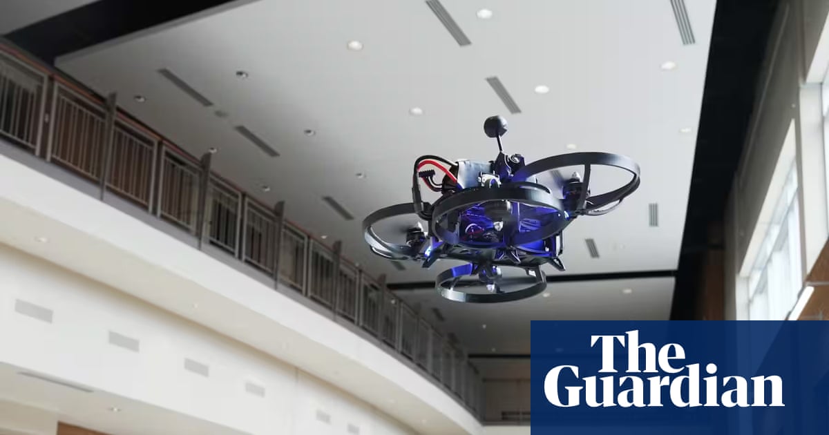 Một số trường học ở Mỹ trang bị drone phun hơi cay để đối phó các vụ xả súng (Ảnh: Campus Guardian Angel)