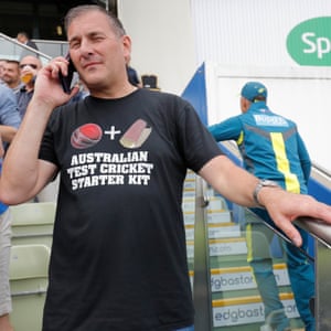 Un fanático de Inglaterra con una camiseta burlándose de Australia.