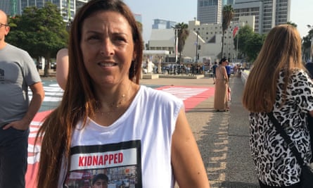 Η Ayelet Samerano φορά ένα μπλουζάκι με τον απαχθέντα γιο της, Jonathan, σε συγκέντρωση στο Τελ Αβίβ.