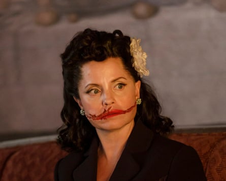 Mena Suvari as The Black Dahlia in American Horror Story: 13 Finale.