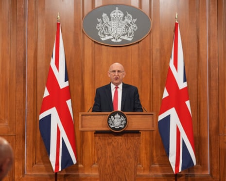 皇家海军舰艇和飞机在巡逻